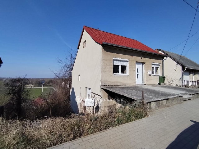 Eladó családi ház, Ajkán 49.9 M Ft, 4 szobás