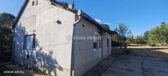 Eladó családi ház, Ercsiben 23.9 M Ft, 2 szobás