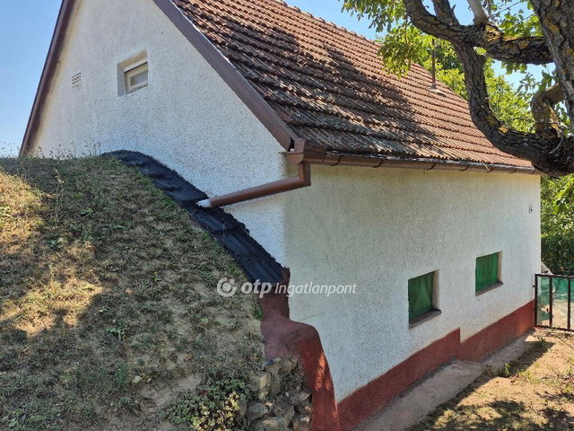 Eladó családi ház, Pécsett 26 M Ft, 2 szobás