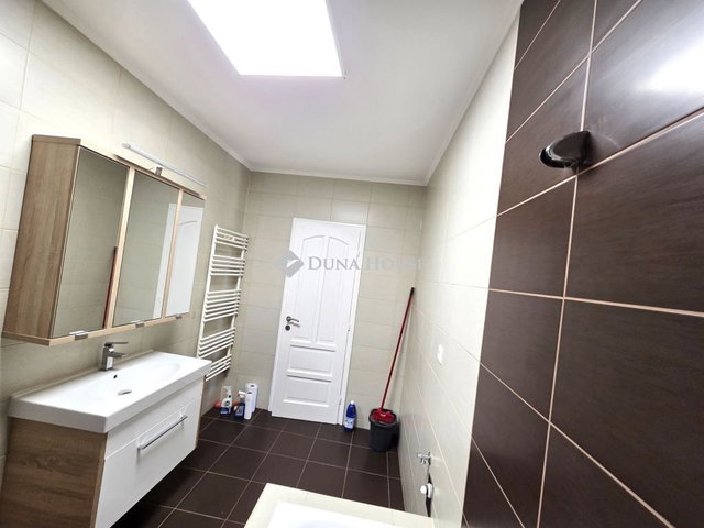 Eladó téglalakás, Mosonmagyaróváron 49.99 M Ft, 2 szobás