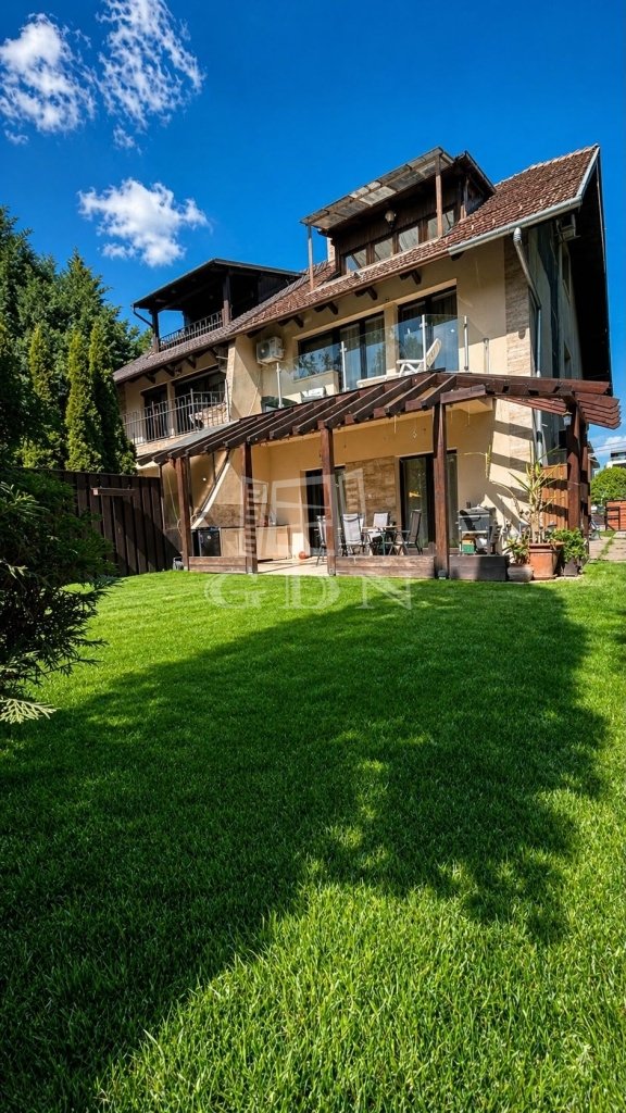 6 bed · 200m² · 197.000.000 ft