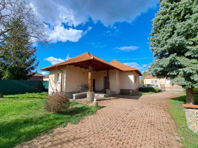 Eladó családi ház, Komáromban 89 M Ft, 3 szobás
