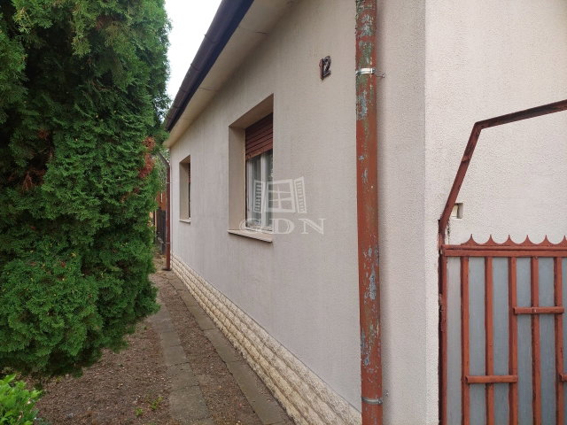 Eladó családi ház, Turán 36.49 M Ft, 2 szobás