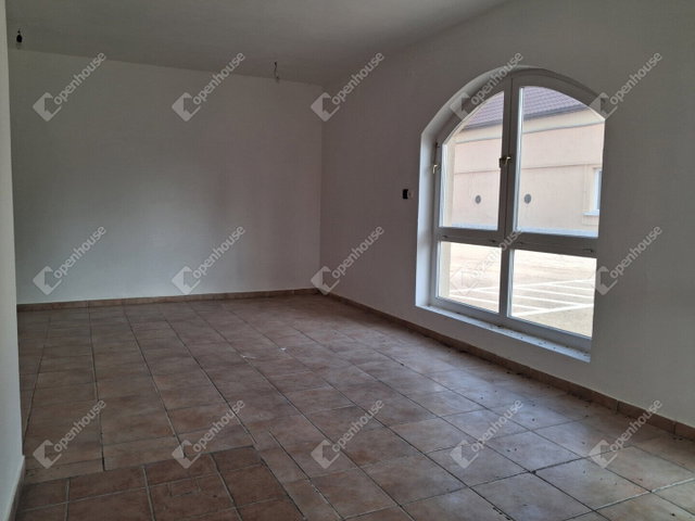 Kiadó üzlethelyiség, Banán 350 E Ft / hó, 3 szobás
