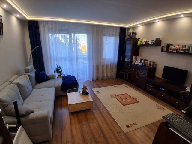 Eladó panellakás, Veszprémben 76.9 M Ft, 4 szobás