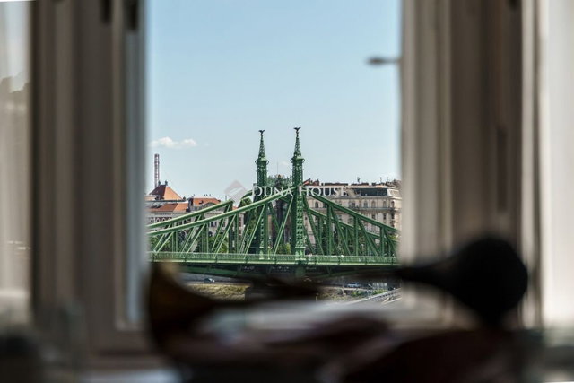 Eladó téglalakás, Budapesten, V. kerületben, Belgrád rakparton