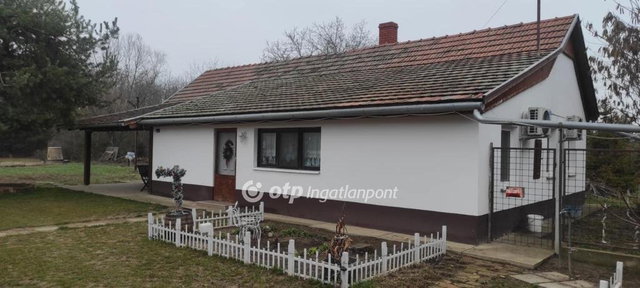 Eladó családi ház, Kiskunfélegyházán 33 M Ft, 1+1 szobás