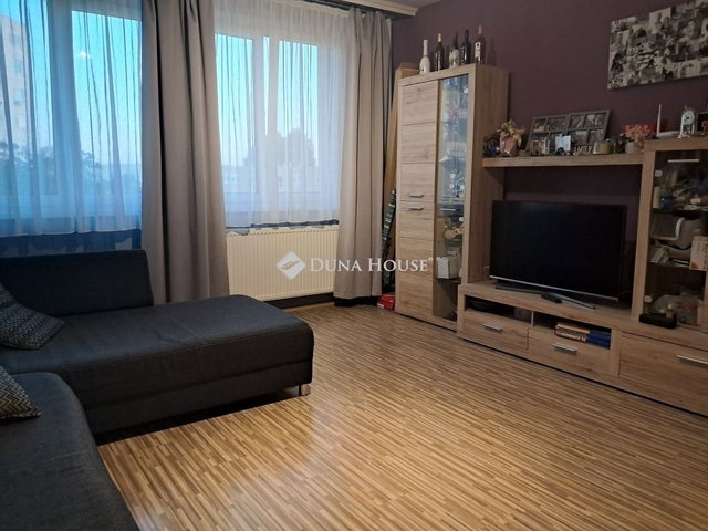 Eladó panellakás, Baján 34.99 M Ft, 2 szobás