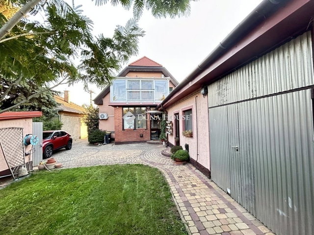 Eladó családi ház, Csömörön 159.9 M Ft, 7 szobás