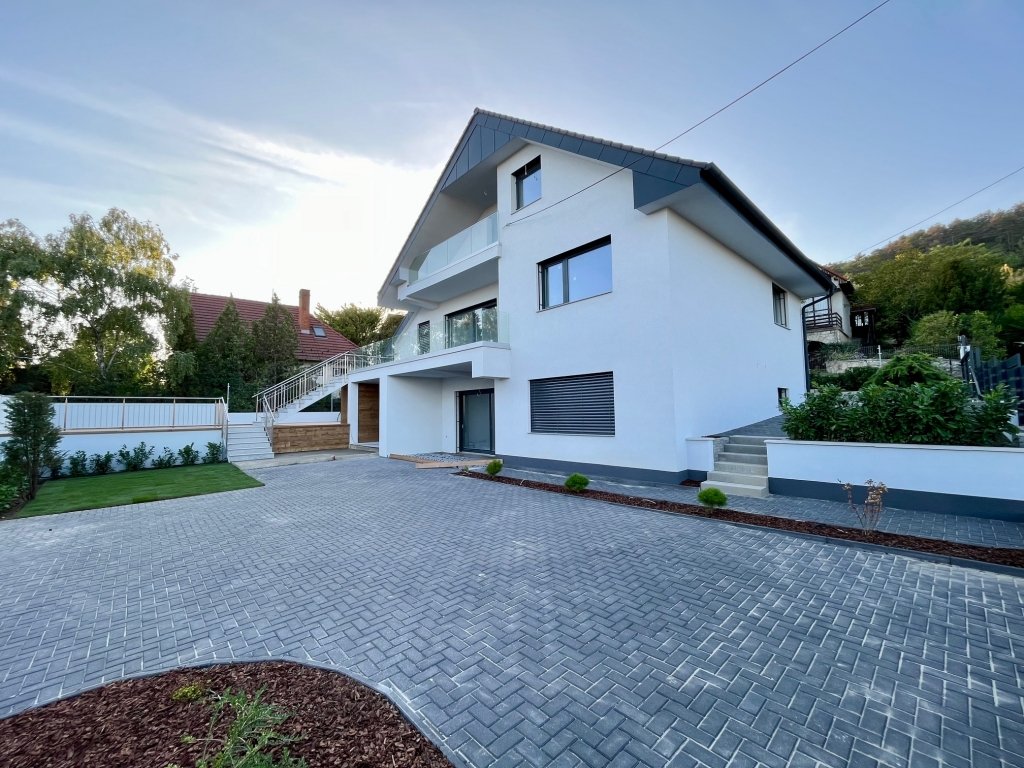 8 bed · 270m² · 259.900.000 ft