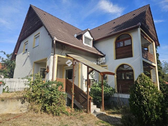 Eladó családi ház, Pécsett 125 M Ft, 7 szobás