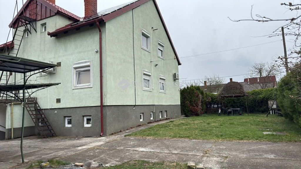 13 bed · 300m² · 135.000.000 ft