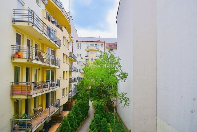 Eladó téglalakás, Budapesten, VI. kerületben 76.9 M Ft, 1 szobás