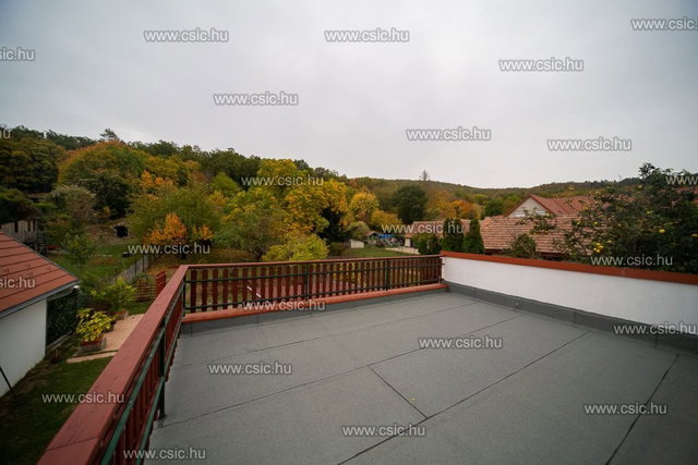Eladó családi ház, Nagykovácsiban 159.9 M Ft, 4 szobás