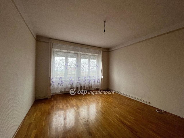 Eladó téglalakás, Pétfürdőn 58 M Ft, 4+1 szobás