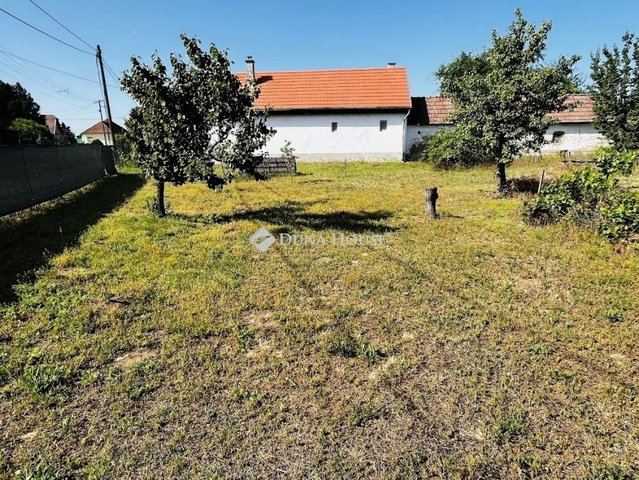 Eladó családi ház, Szentlőrinckátán 16.5 M Ft, 1 szobás
