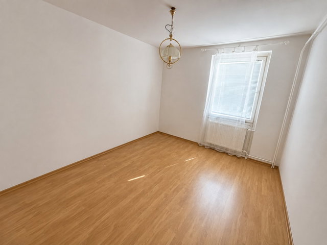 Eladó panellakás, Szentlőrincen 32.9 M Ft, 2+1 szobás