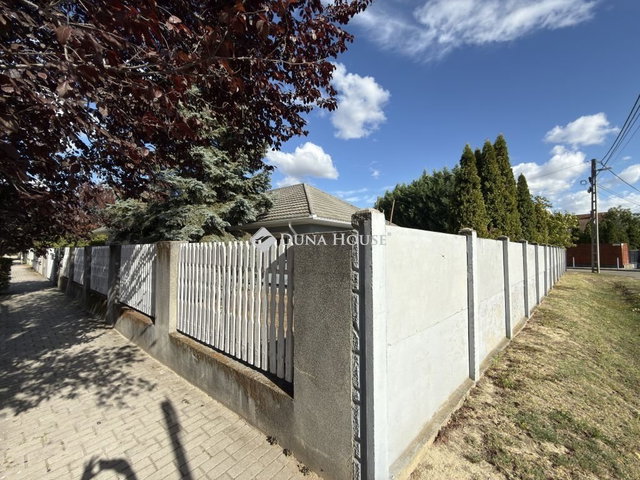 Eladó családi ház, Szigetszentmiklóson 249.9 M Ft, 4 szobás