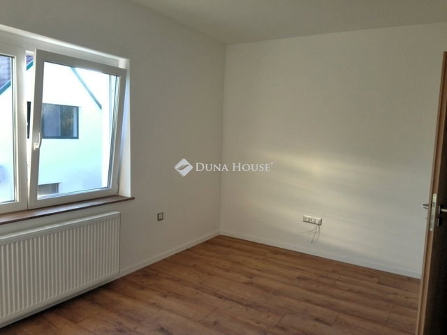 Eladó téglalakás, Velencén 89.7 M Ft, 4 szobás