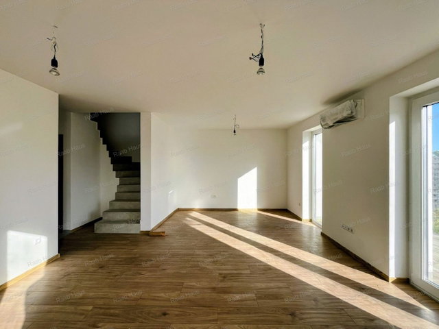 Eladó családi ház, Vámosszabadin 117.945 M Ft, 5 szobás