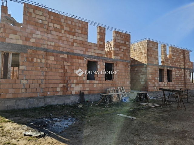 Eladó téglalakás, Mendén 79.9 M Ft, 4 szobás