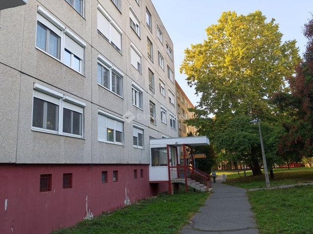 Eladó panellakás, Pécsett, Eszék utcában 43.9 M Ft, 3 szobás