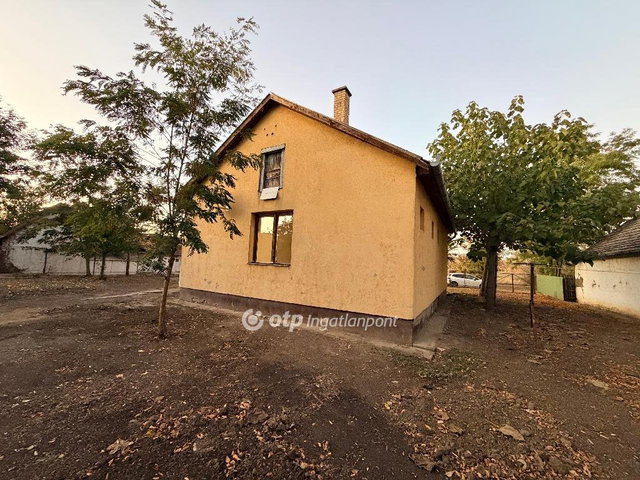 Eladó családi ház, Földesen 23.9 M Ft, 1+2 szobás