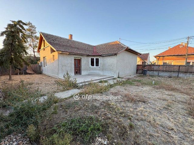 Eladó családi ház, Karcagon 35 M Ft, 2 szobás