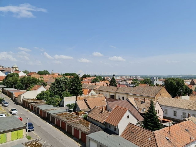 Eladó panellakás, Pécsett 52.9 M Ft, 2 szobás