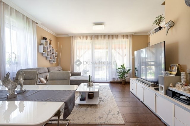 Eladó sorház, Nagytarcsán 119.9 M Ft, 4 szobás
