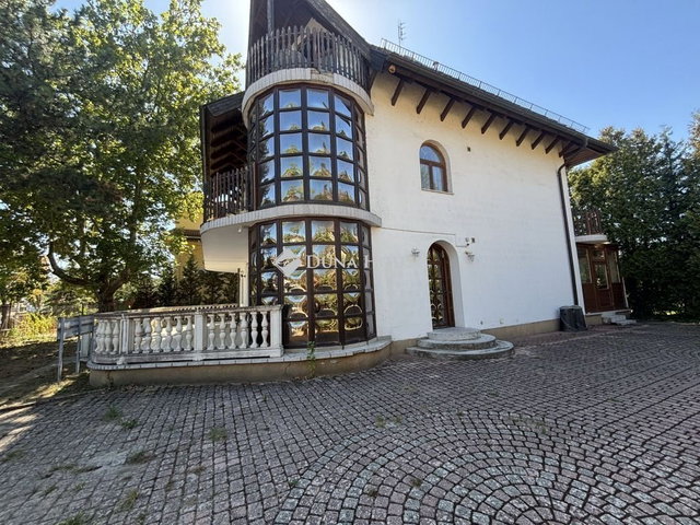 Eladó családi ház, Zamárdiban 300 M Ft, 13 szobás
