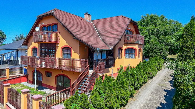 Eladó családi ház, Vácrátóton 119.99 M Ft, 7 szobás