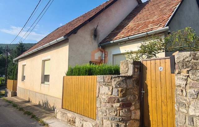 Eladó családi ház, Pécsett 89 M Ft, 2 szobás