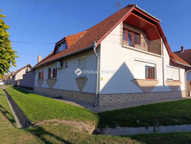 Eladó családi ház, Mohácson 99 M Ft, 4 szobás
