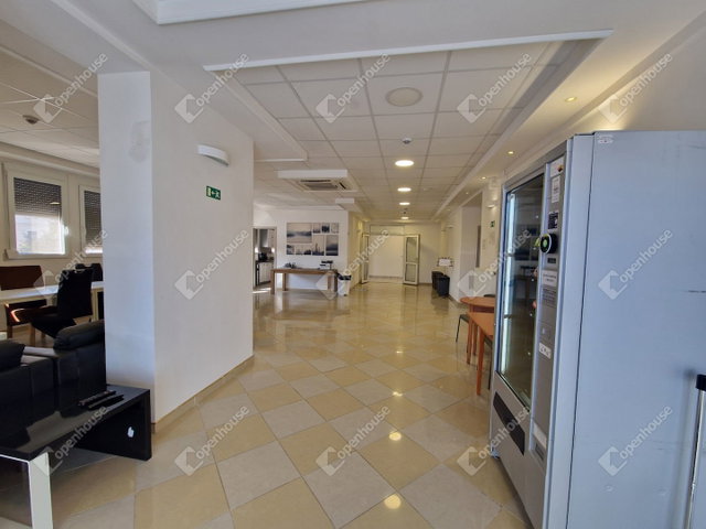 Eladó hotel, Komáromban 658.8 M Ft, 28 szobás