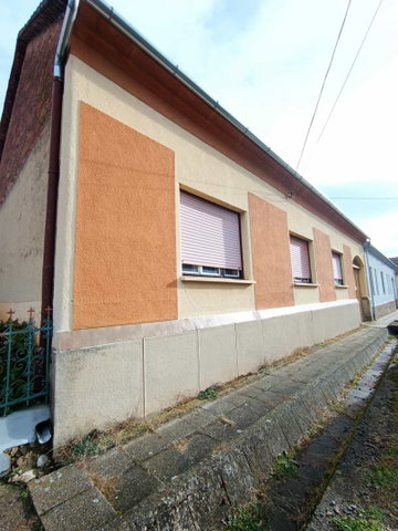 Eladó családi ház, Komlón 38 M Ft, 4 szobás