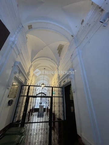 Eladó téglalakás, Budapesten, VI. kerületben 74.5 M Ft, 1 szobás