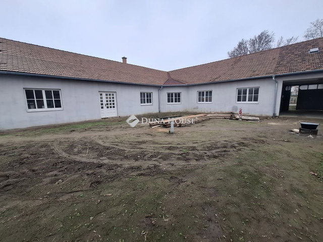 Eladó családi ház, Kiskunfélegyházán 51.5 M Ft, 5 szobás