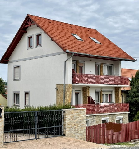 Eladó családi ház, Hévízen 98 M Ft, 7 szobás