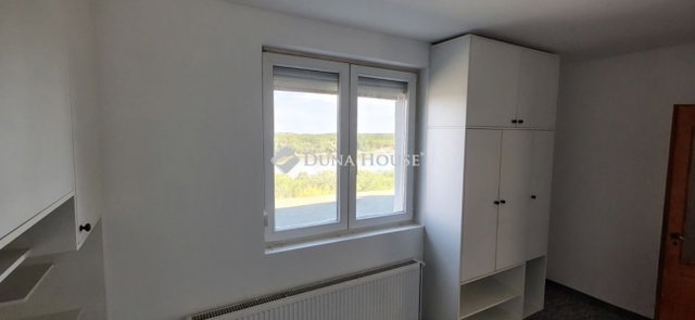 Eladó családi ház, Ercsiben 79.99 M Ft, 6 szobás