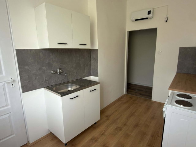 Eladó téglalakás, Komlón, Zrínyi Miklós utcában 19.9 M Ft