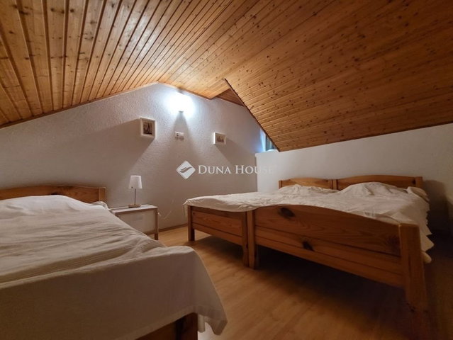 Eladó családi ház, Abaligeten 89 M Ft, 9 szobás