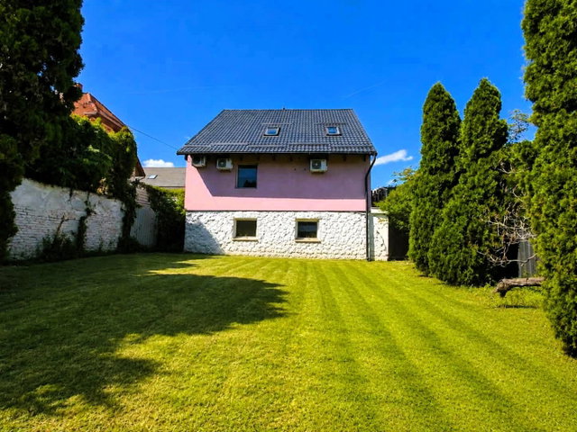 Eladó családi ház, Szekszárdon 112 M Ft, 6+2 szobás