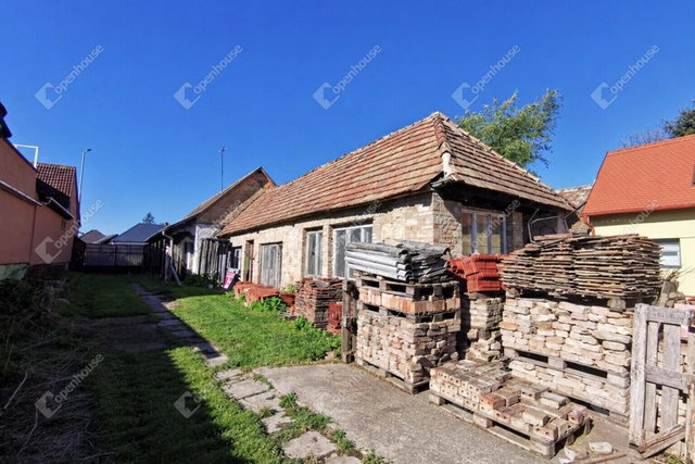 Eladó családi ház, Tatán 48 M Ft, 2 szobás