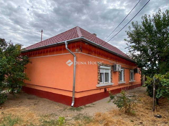 Eladó családi ház, Dánszentmiklóson 73.649 M Ft, 3 szobás