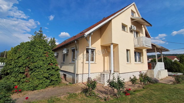 Eladó téglalakás, Esztergomban 110 M Ft, 4+1 szobás