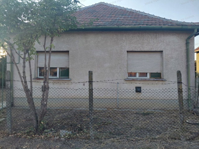 Eladó családi ház, Kengyelen 8 M Ft, 3 szobás