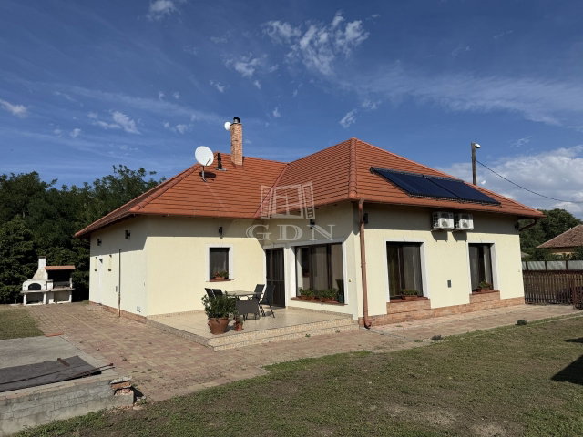 Eladó családi ház, Csanyteleken 58.9 M Ft, 3 szobás