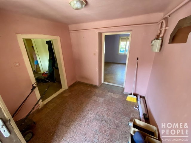 Eladó családi ház, Szegeden 39.5 M Ft, 2 szobás
