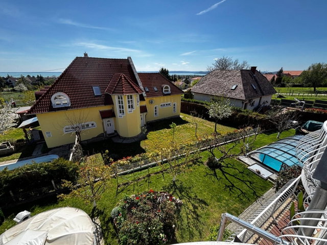 Eladó családi ház, Balatonfüreden 390 M Ft, 17 szobás
